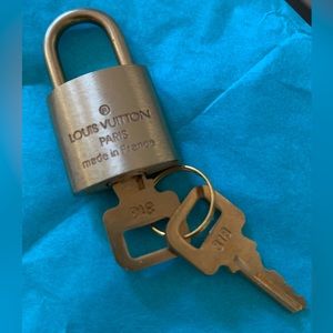 ✨ Authentic LOUIS VUITTON Gold Lock and Key Set ✨